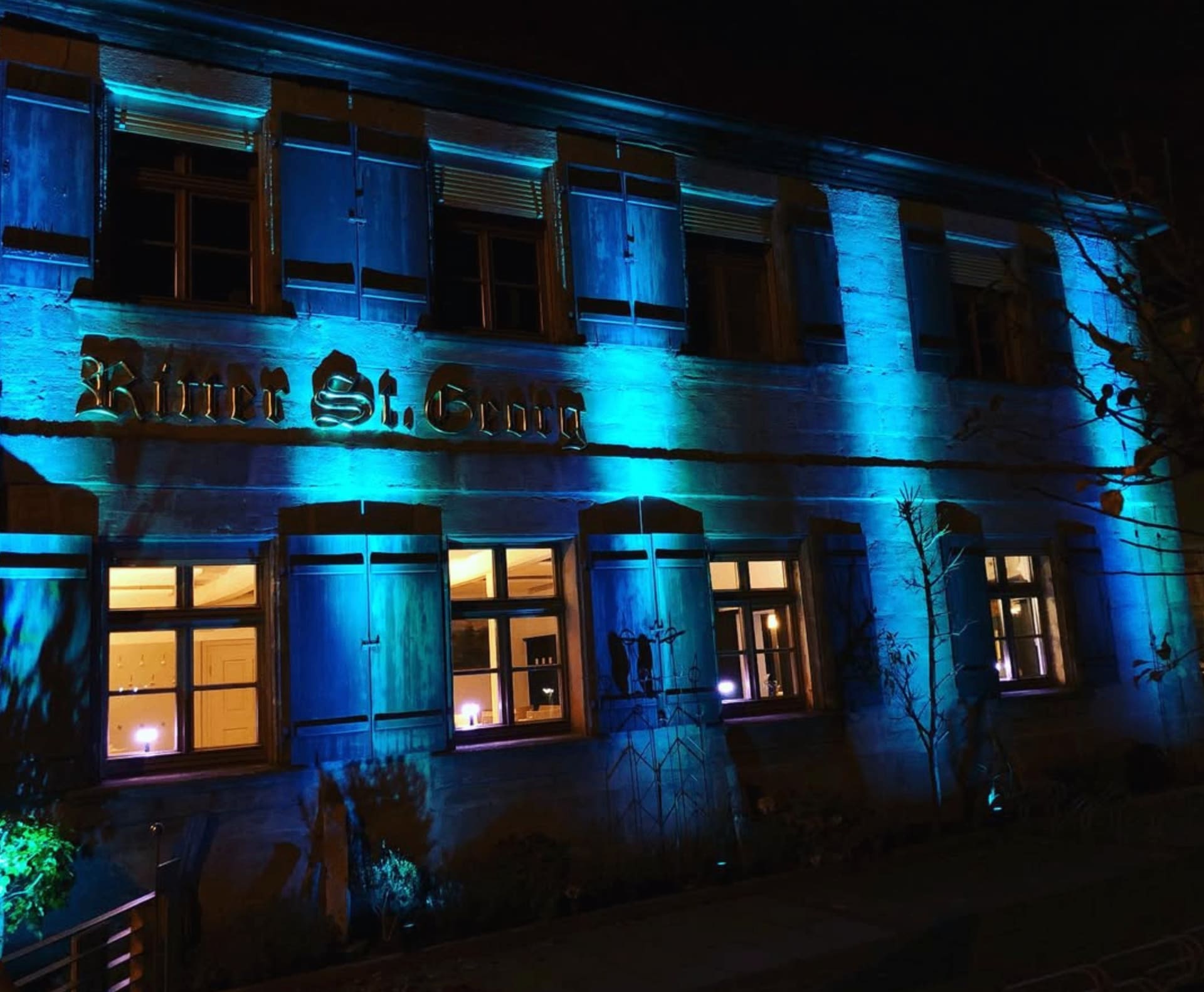 Nachts beleuchtete Fassade des Gasthofs Ritter St. Georg in Erlangen