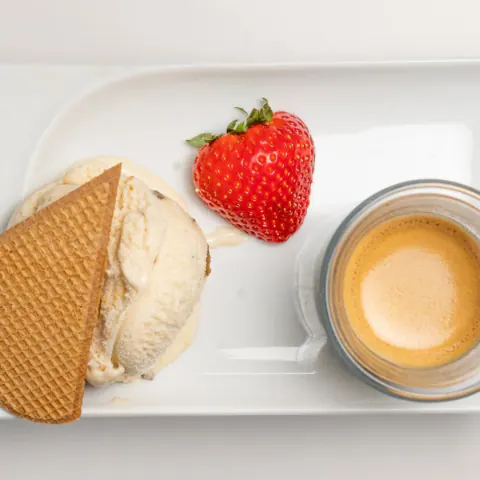Amarccino – Eis mit Espresso und Waffel