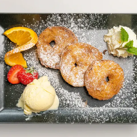 Apfelküchle mit Vanilleeis und Sahne
