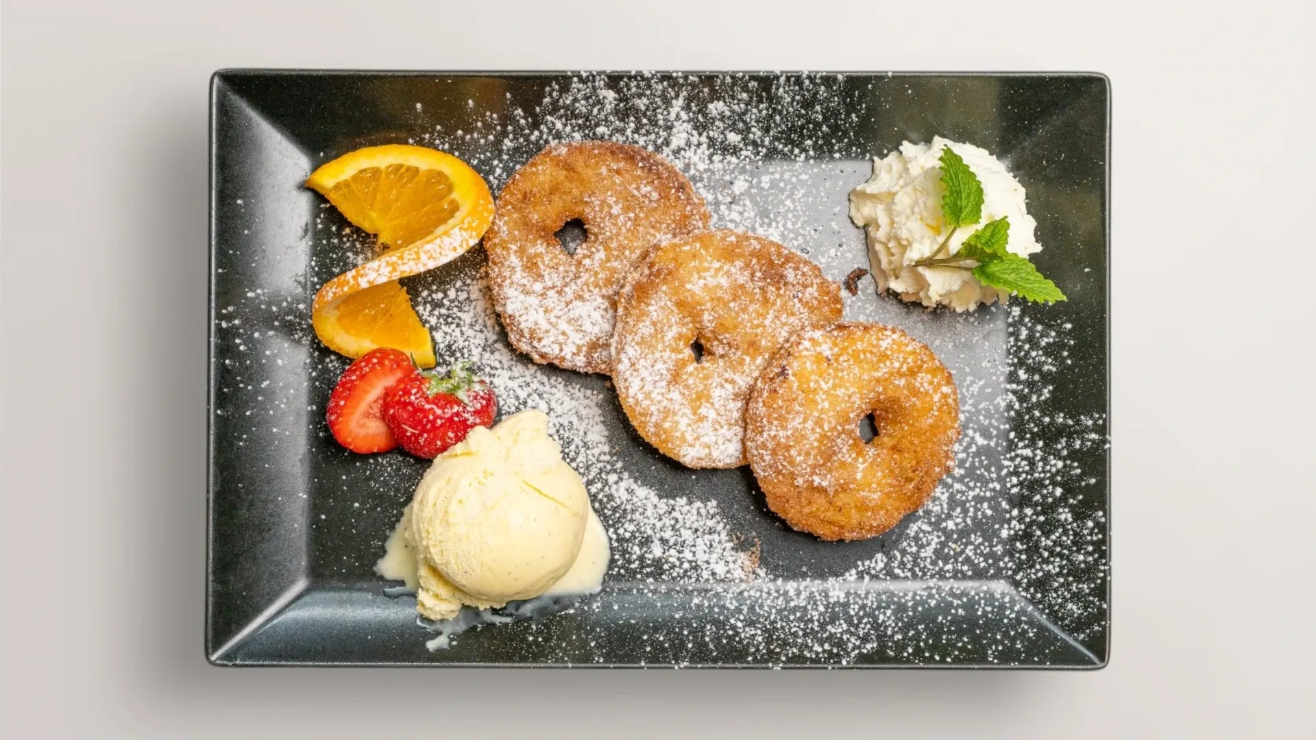 Apfelküchle mit Vanilleeis und Sahne