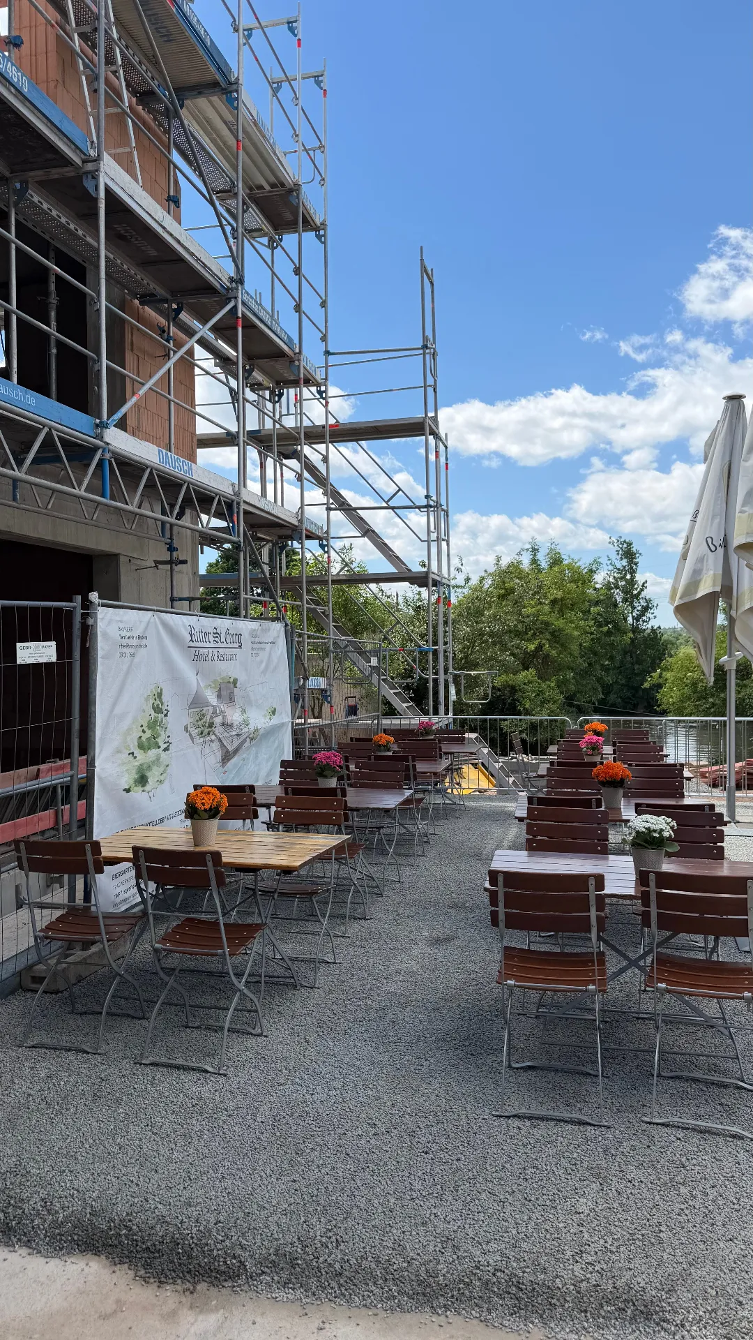 Baustelle der Erweiterung am Ritter St. Georg mit Gerüst und Rendering-Banner der neuen Anlage