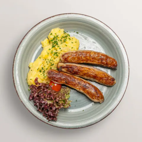Drei fränkische Bratwürste mit hausgemachtem Kartoffelsalat – fränkische Klassiker im Gasthof Ritter St. Georg