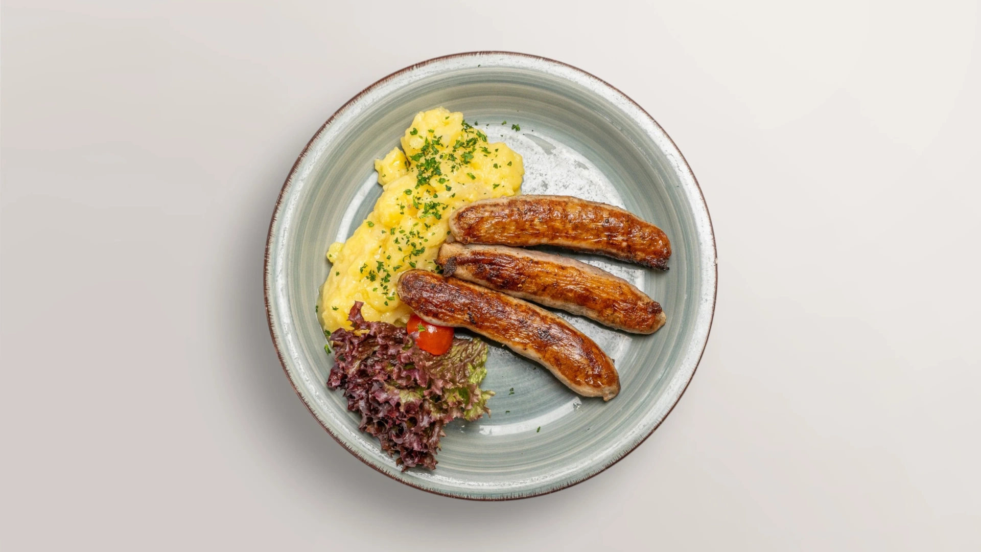 Drei fränkische Bratwürste mit hausgemachtem Kartoffelsalat – fränkische Klassiker im Gasthof Ritter St. Georg