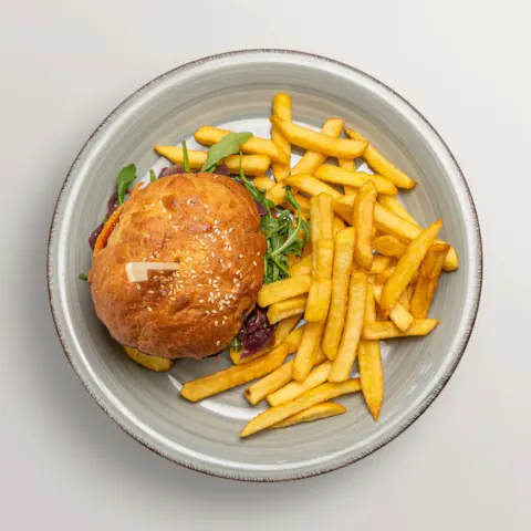 Vegetarischer Burger mit Pommes frites