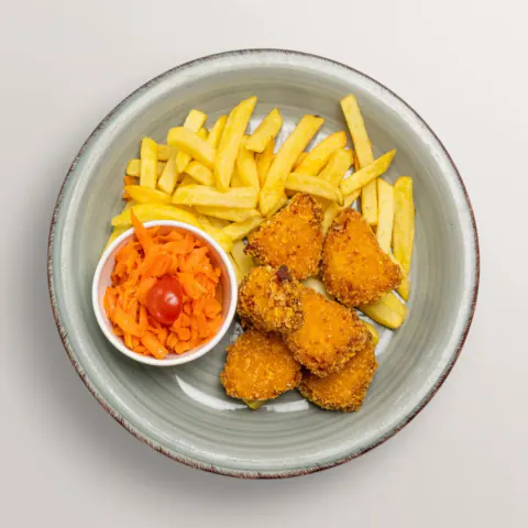 Chicken Nuggets mit Pommes und Karottensalat