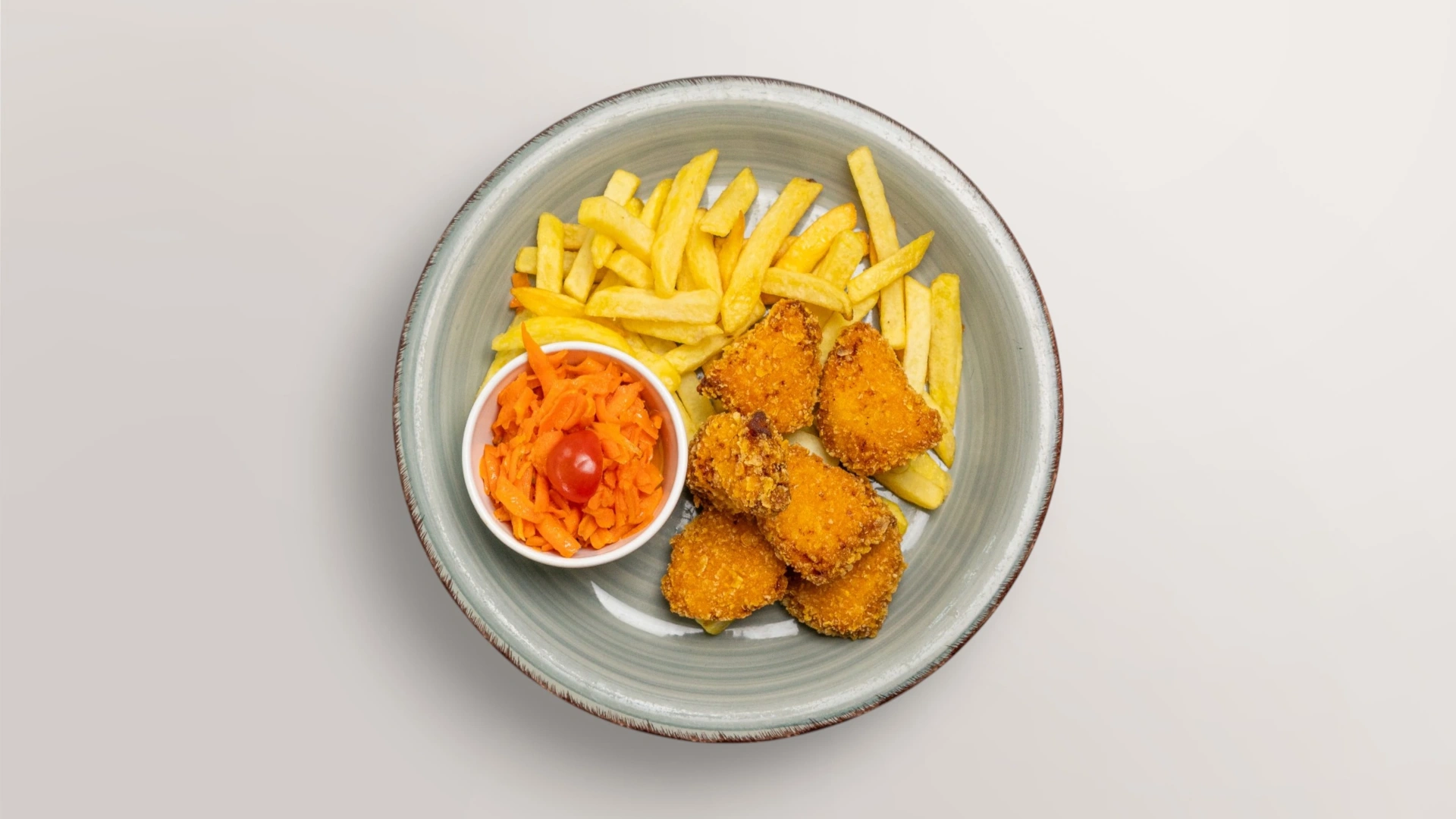 Chicken Nuggets mit Pommes und Karottensalat