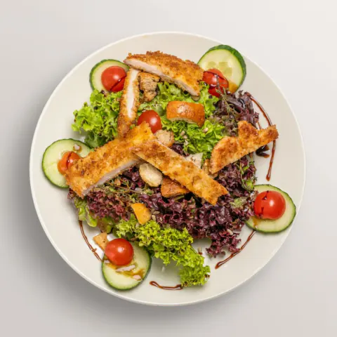 Frischer Salat mit knusprigen Schnitzelstreifen