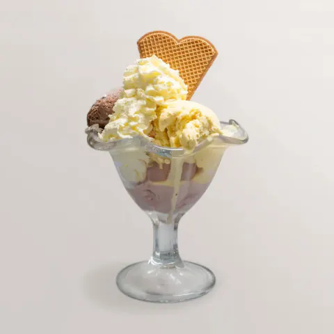 Gemischter Eisbecher mit Schokoladen- und Vanilleeis, Sahne und Waffelherz