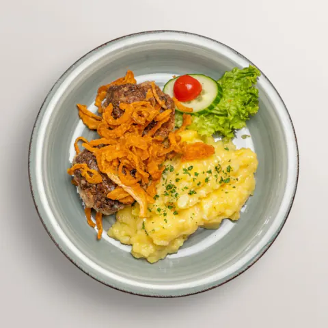 Fleischpflanzerl mit Kartoffelpüree und Röstzwiebeln