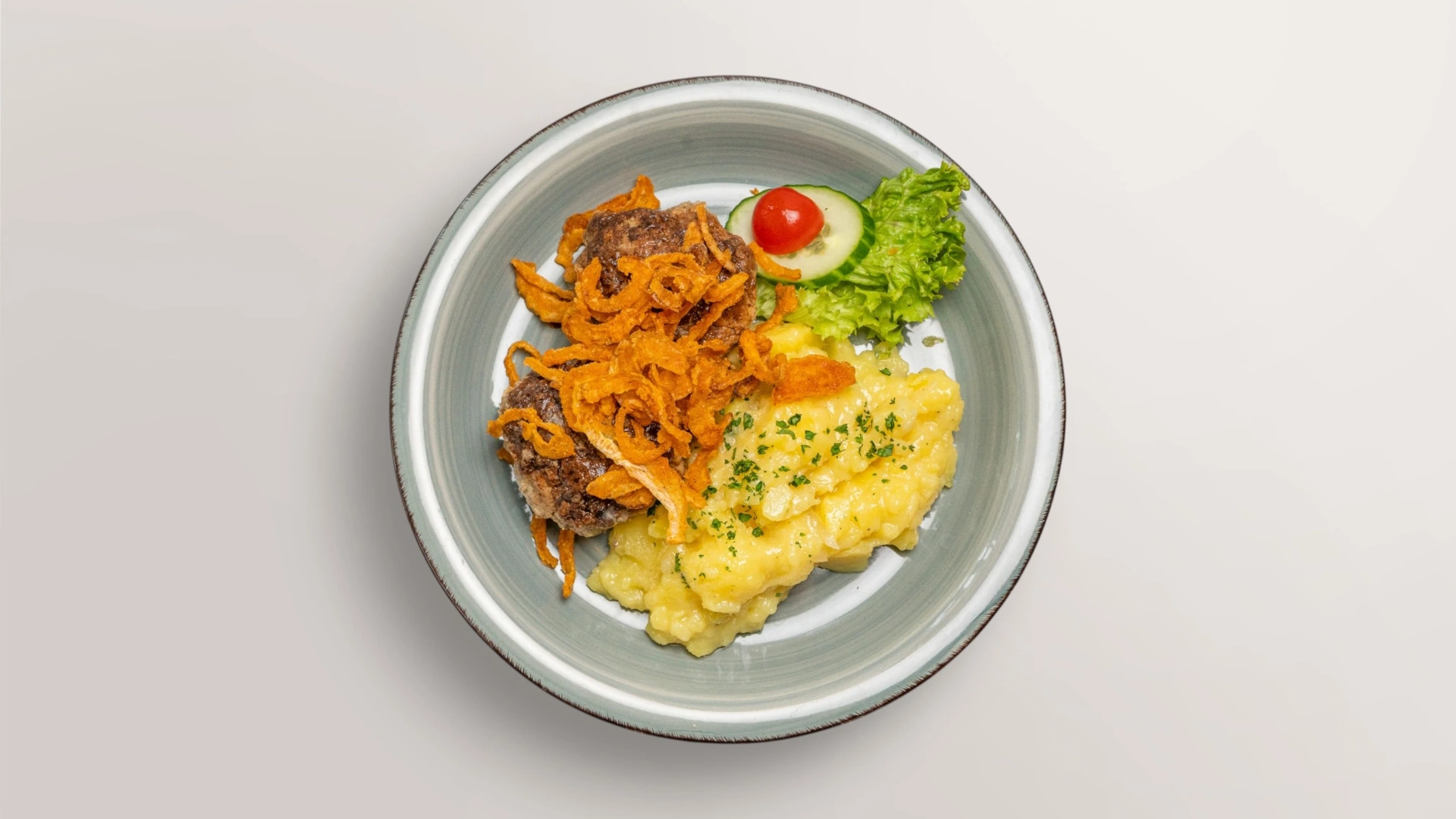 Fleischpflanzerl mit Kartoffelpüree und Röstzwiebeln