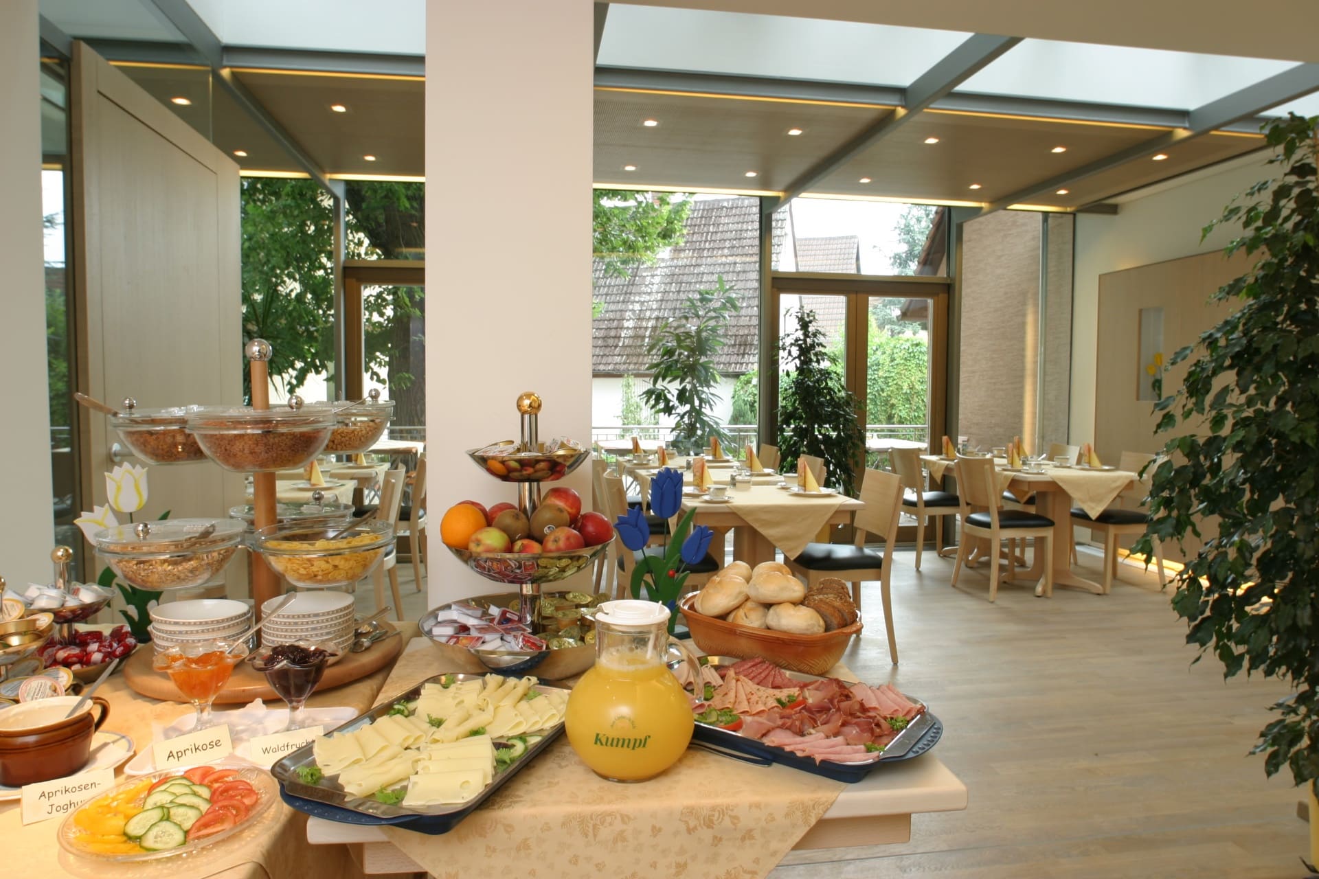 Frühstücksbuffet mit Backwaren vom lokalen Bäcker, Müsli, Käse und Wurst