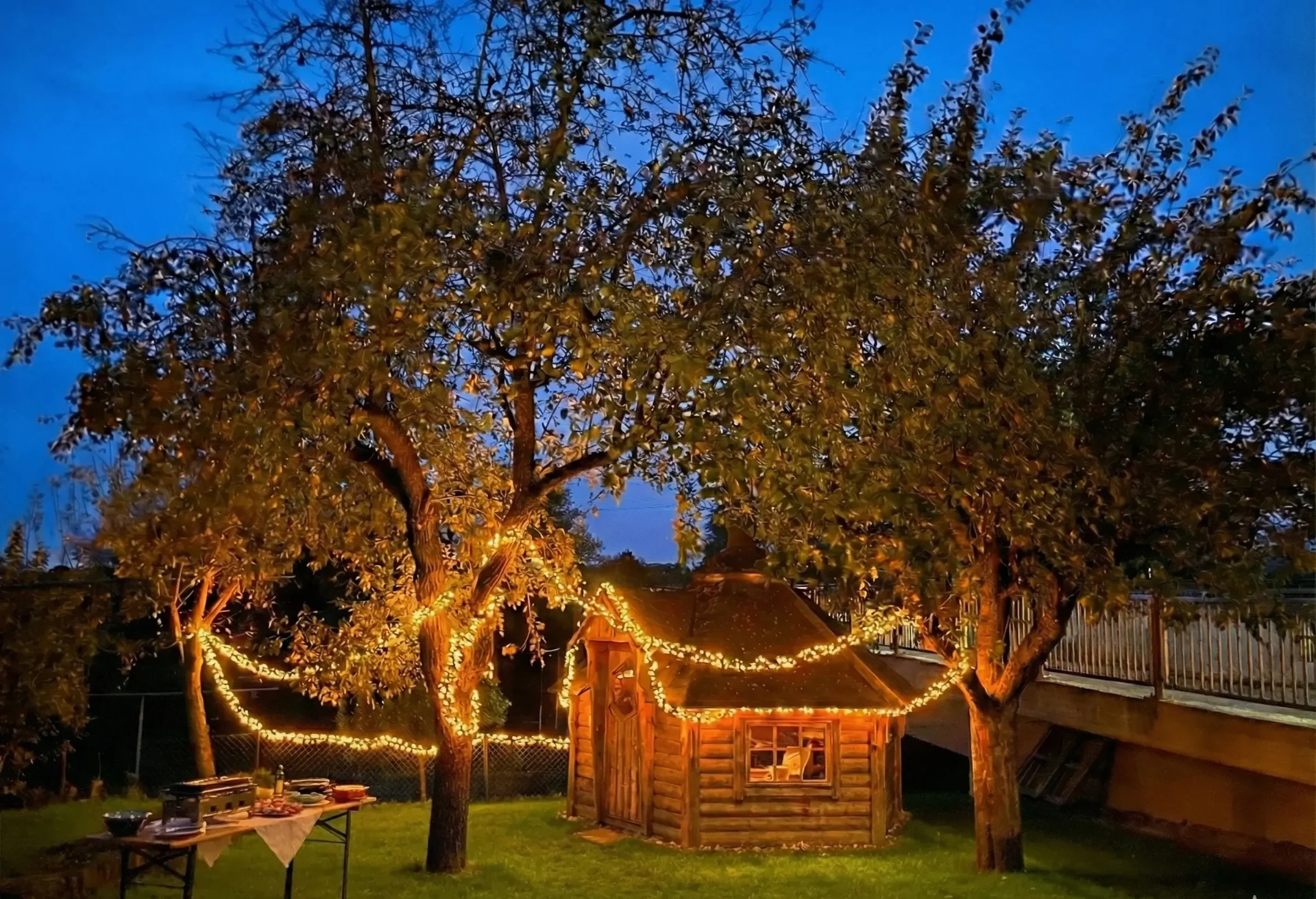 Grillhütte im Garten mit Lichterketten