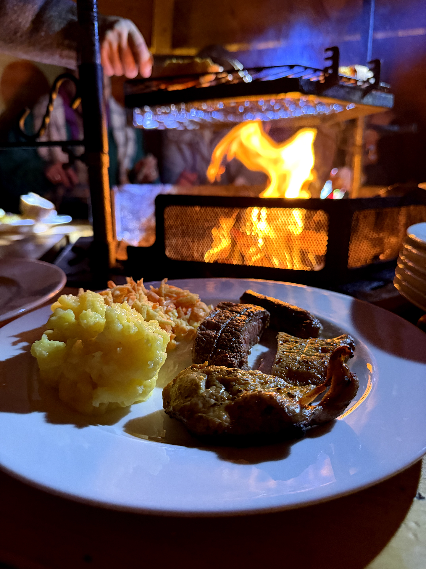 Fertiges Gericht mit Fleisch und Kartoffeln