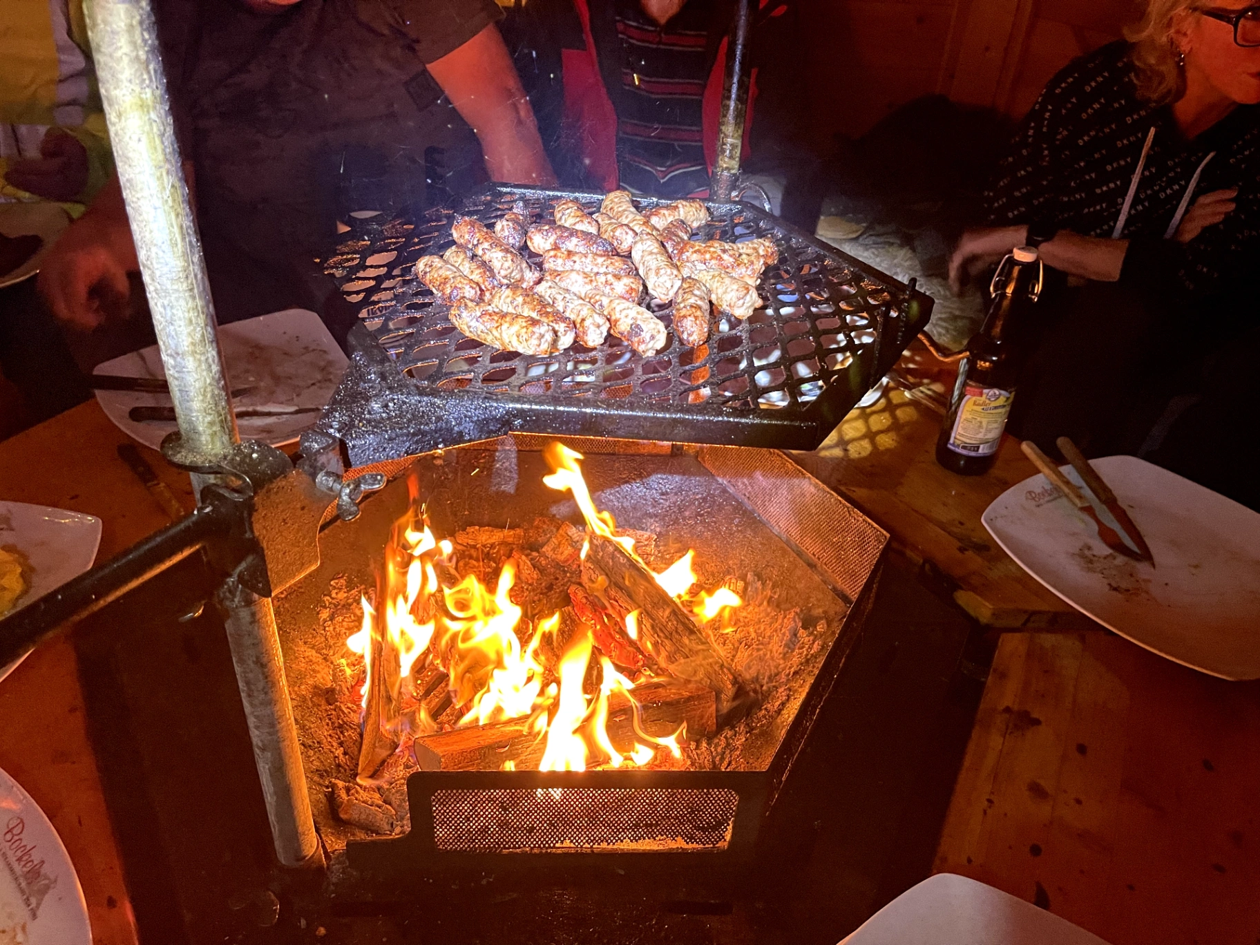 Würstchen auf dem offenen Feuer grillen