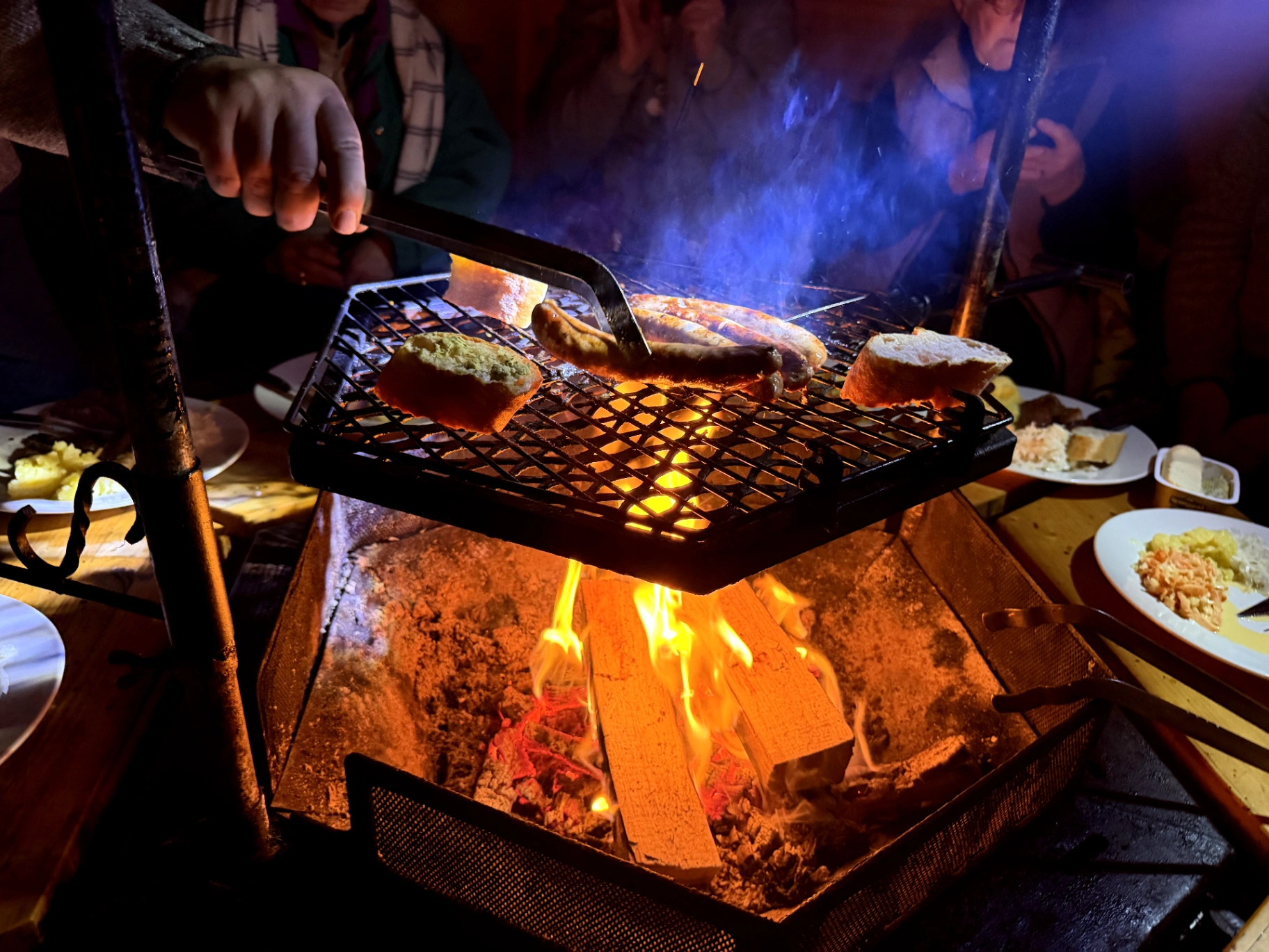 Brot und Bratwurst auf dem Grillrost