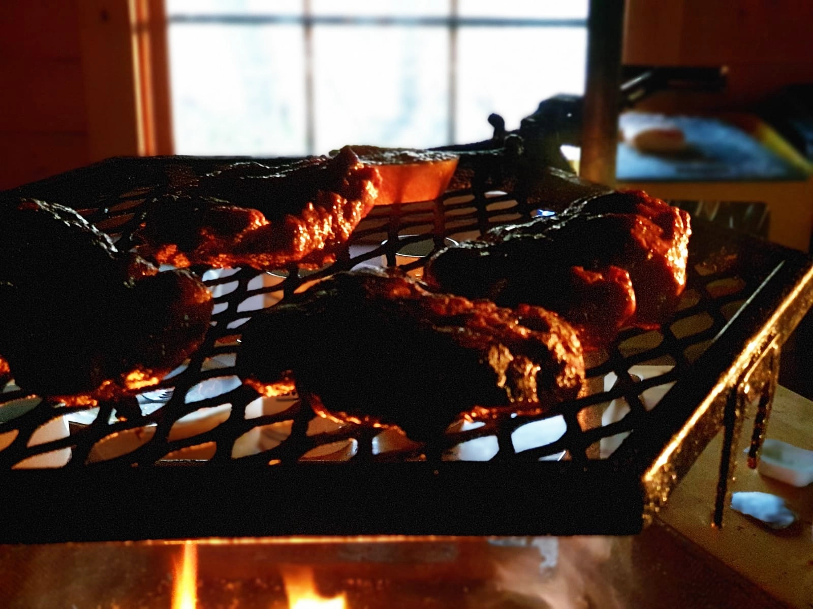 Steaks auf dem heißen Grillrost