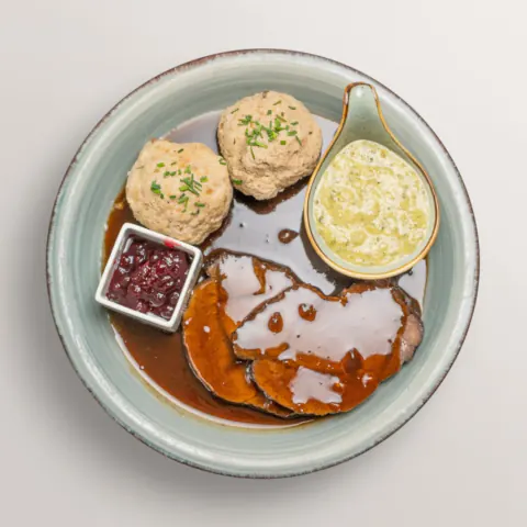 Hirschbraten mit Semmelknödeln, Preiselbeeren und Sauce – saisonales Wildgericht im Gasthof Ritter St. Georg Erlangen
