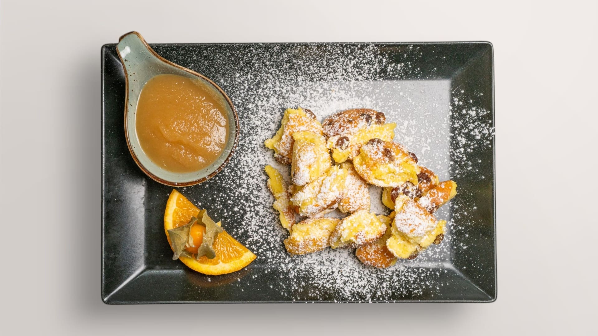 Kaiserschmarrn mit Puderzucker, Apfelmus und frischer Orange – klassisches Dessert im Gasthof Ritter St. Georg Erlangen