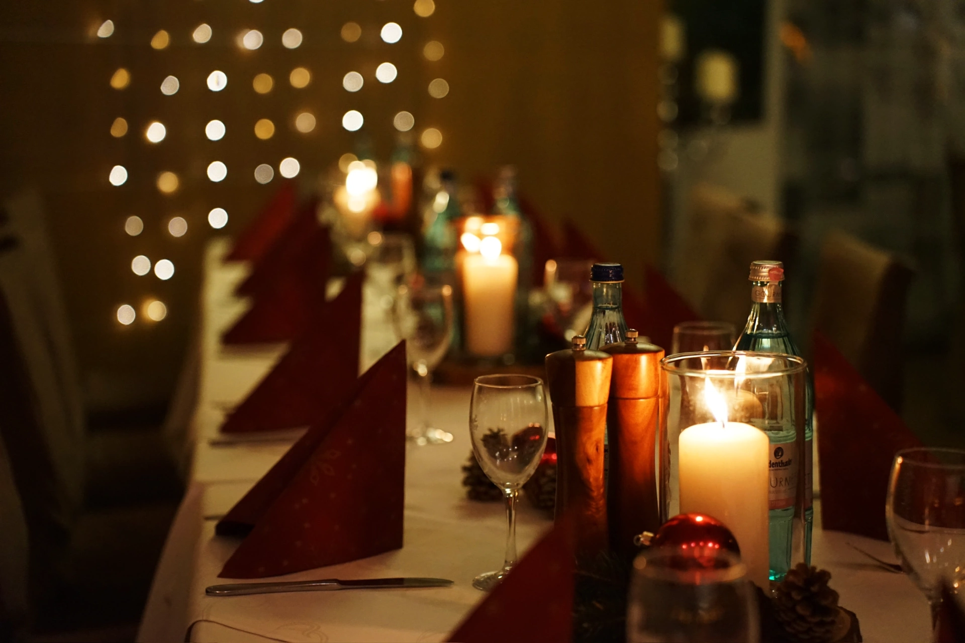 Festlich gedeckter Tisch – Romantische Atmosphäre bei Kerzenschein im Gasthof Ritter St. Georg