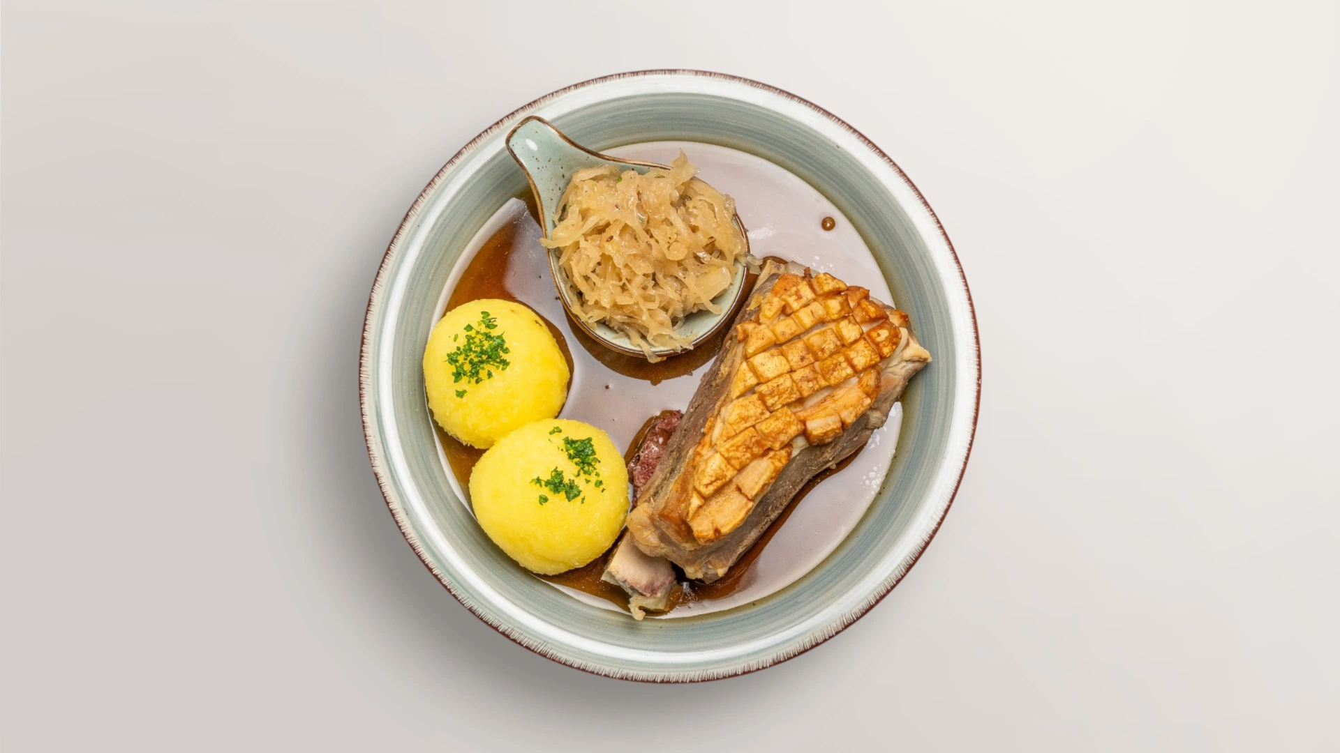 Fränkisches Schäufele mit knuspriger Kruste, Kartoffelklößen und Sauerkraut – traditionelles Gericht im Gasthof Ritter St. Georg Erlangen