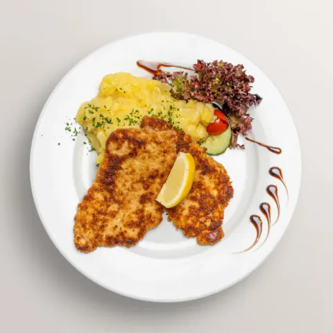 Knuspriges Schnitzel mit hausgemachtem fränkischen Kartoffelsalat und Zitrone