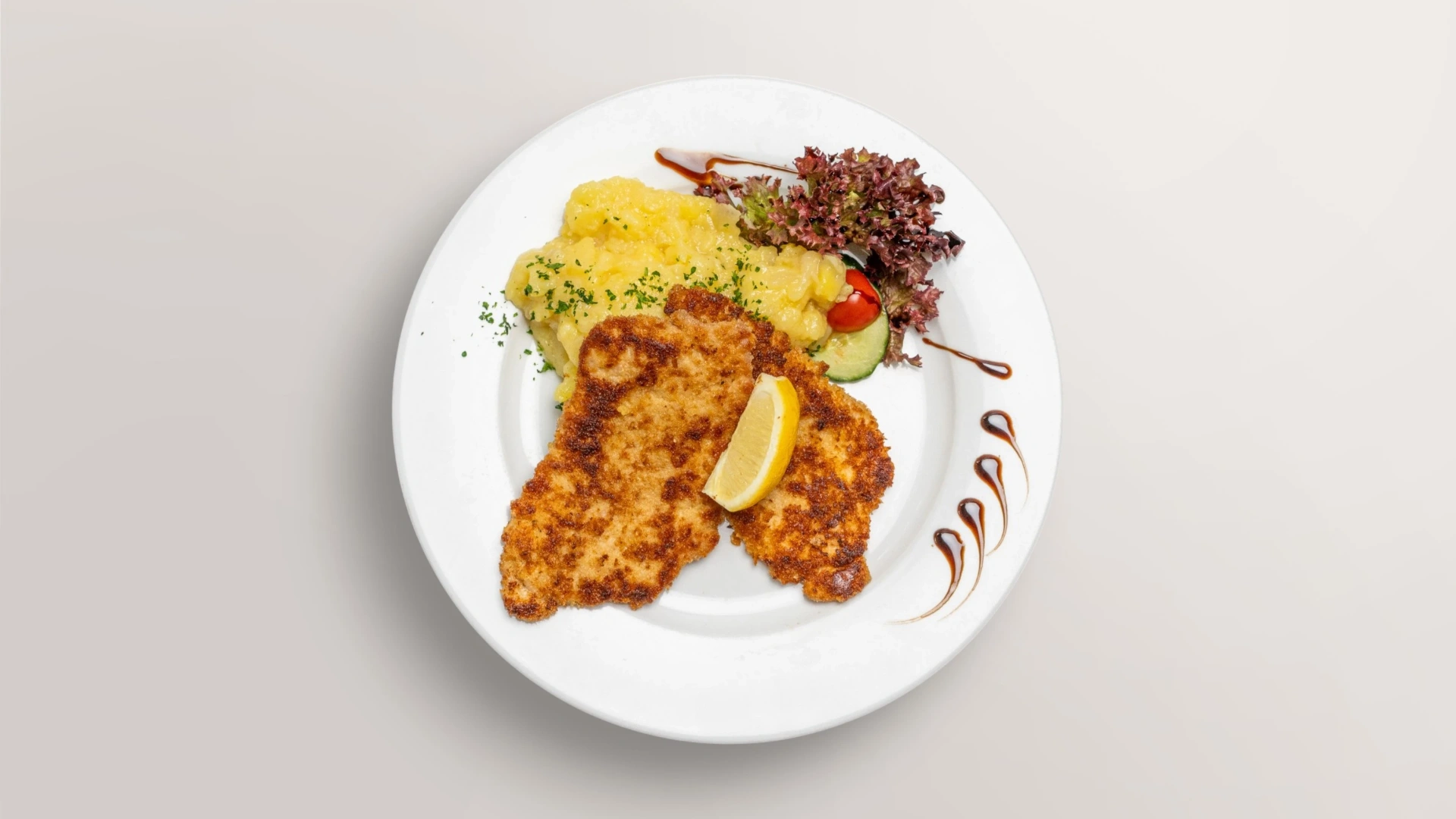 Knuspriges Schnitzel mit hausgemachtem fränkischen Kartoffelsalat und Zitrone