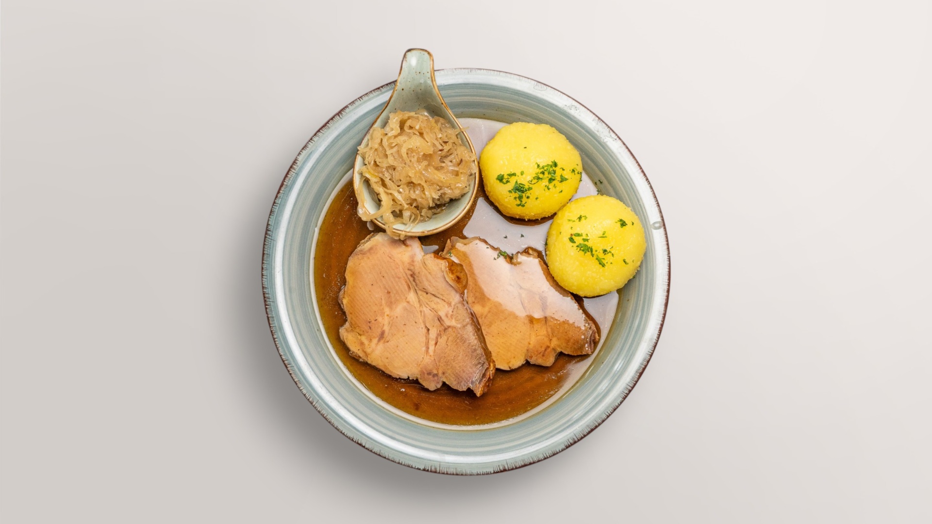 Fränkischer Schweinebraten mit Kartoffelklößen, Sauerkraut und dunkler Bratensauce – traditionelles Gericht im Gasthof Ritter St. Georg Erlangen