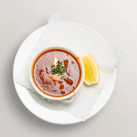 Soljanka – herzhafte Suppe mit Zitrone, serviert im Gasthof Ritter St. Georg