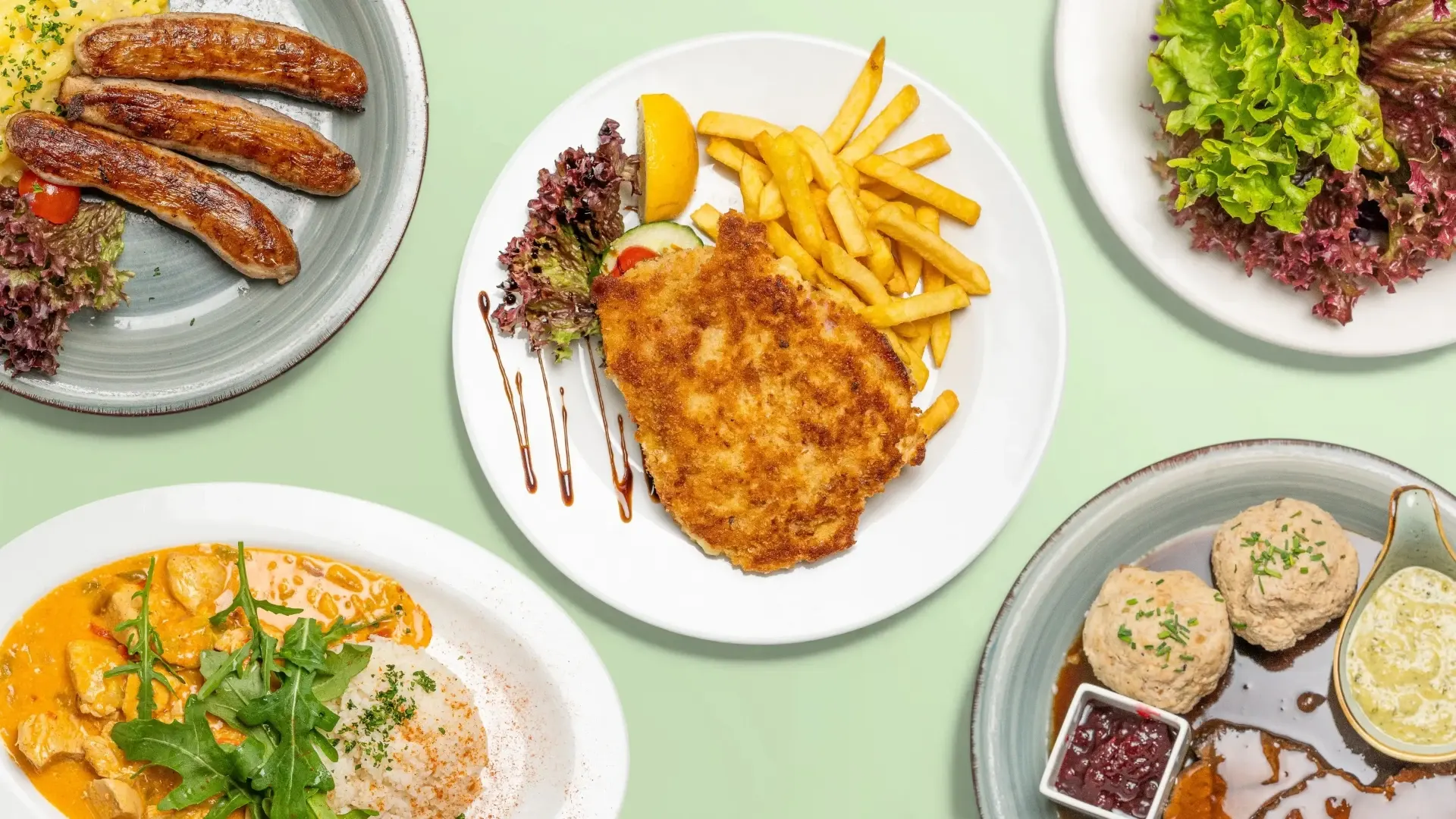 Fränkisches Gericht mit Kartoffelkloß und Bratensoße im Gasthof Ritter St. Georg