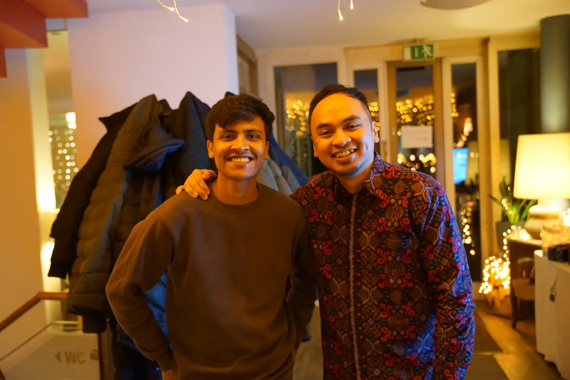 Unser Team bei der Weihnachtsfeier - zwei Kollegen