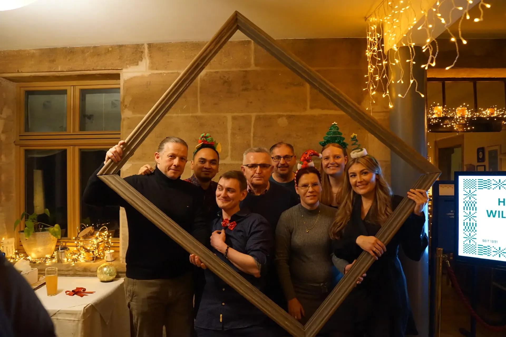 Unser Team bei der Weihnachtsfeier - große Gruppe mit Rahmen