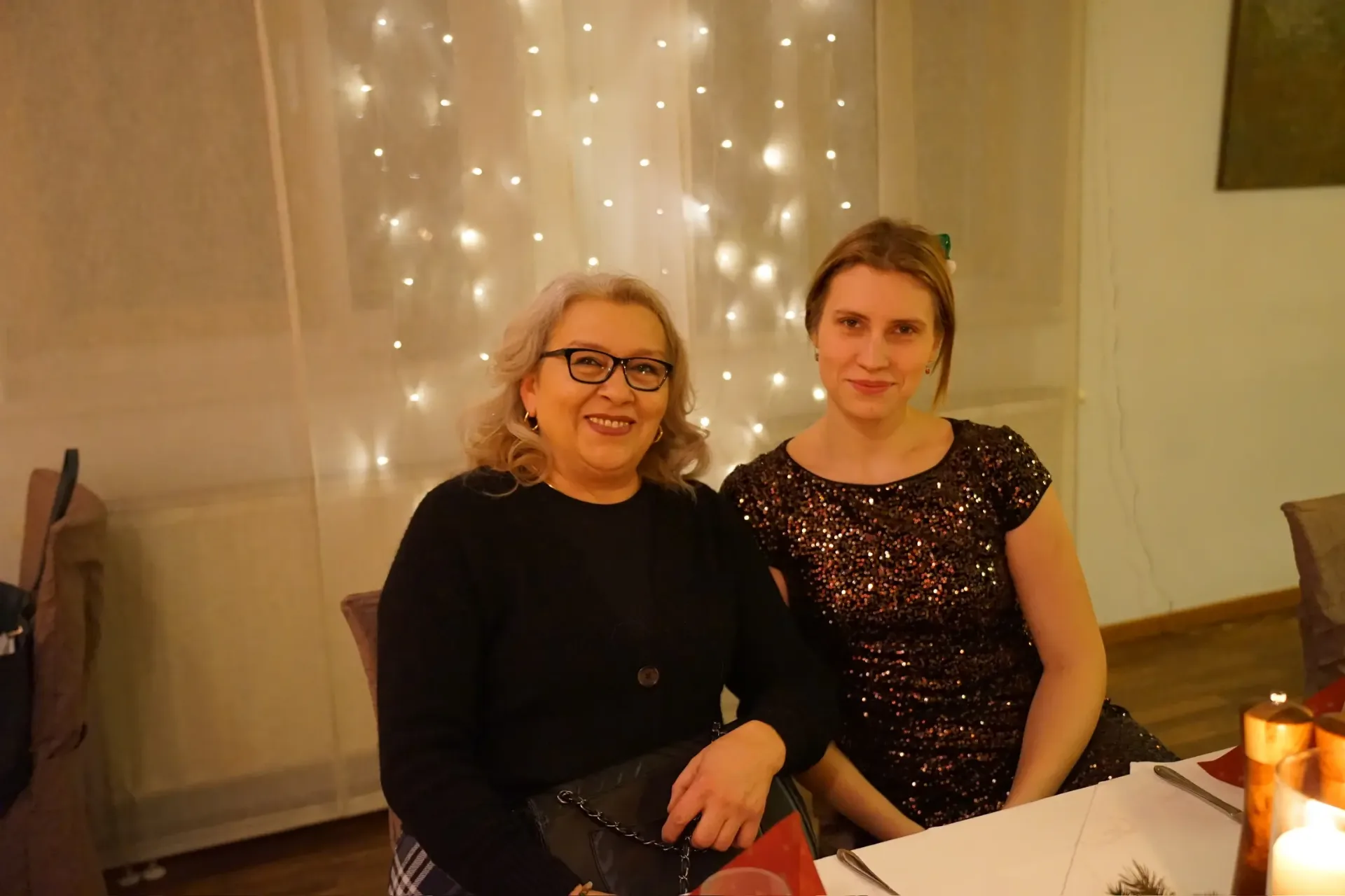 Unser Team bei der Weihnachtsfeier - zwei Kolleginnen