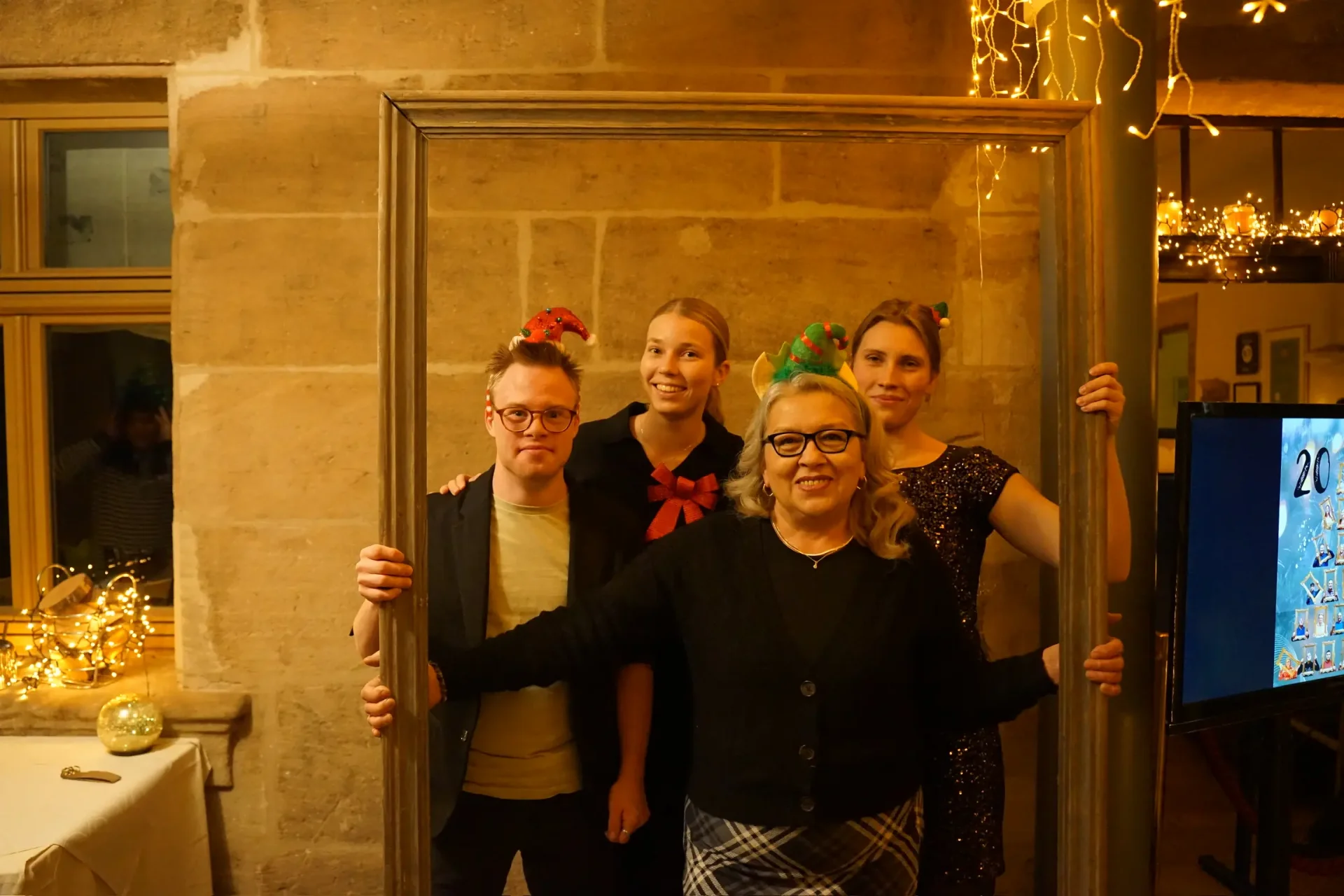 Unser Team bei der Weihnachtsfeier - Gruppenbild mit Rahmen