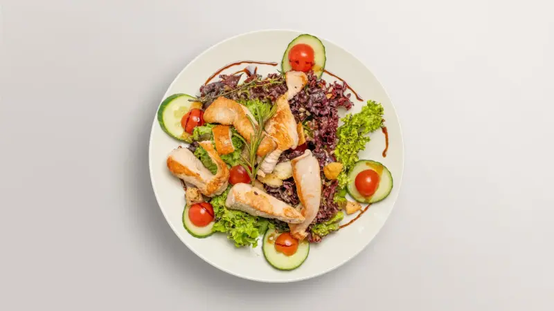 Bunter Putenstreifen-Salat