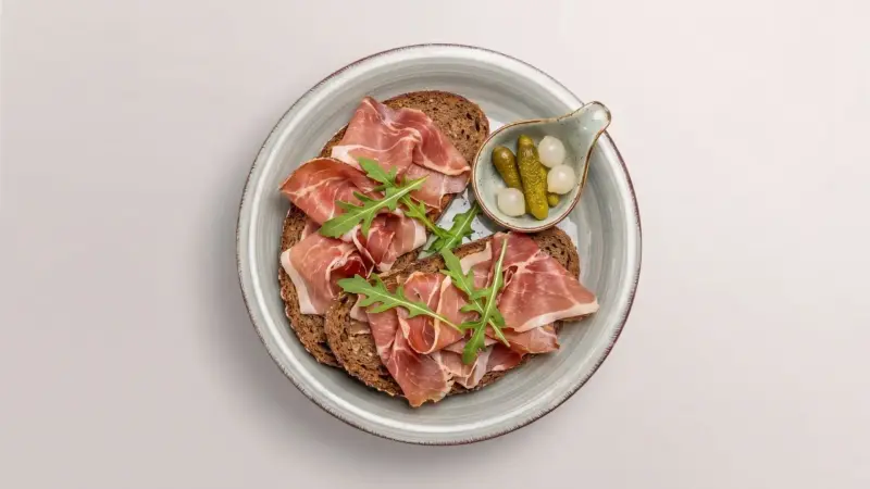 Schwarzbrot mit rohem Schinken